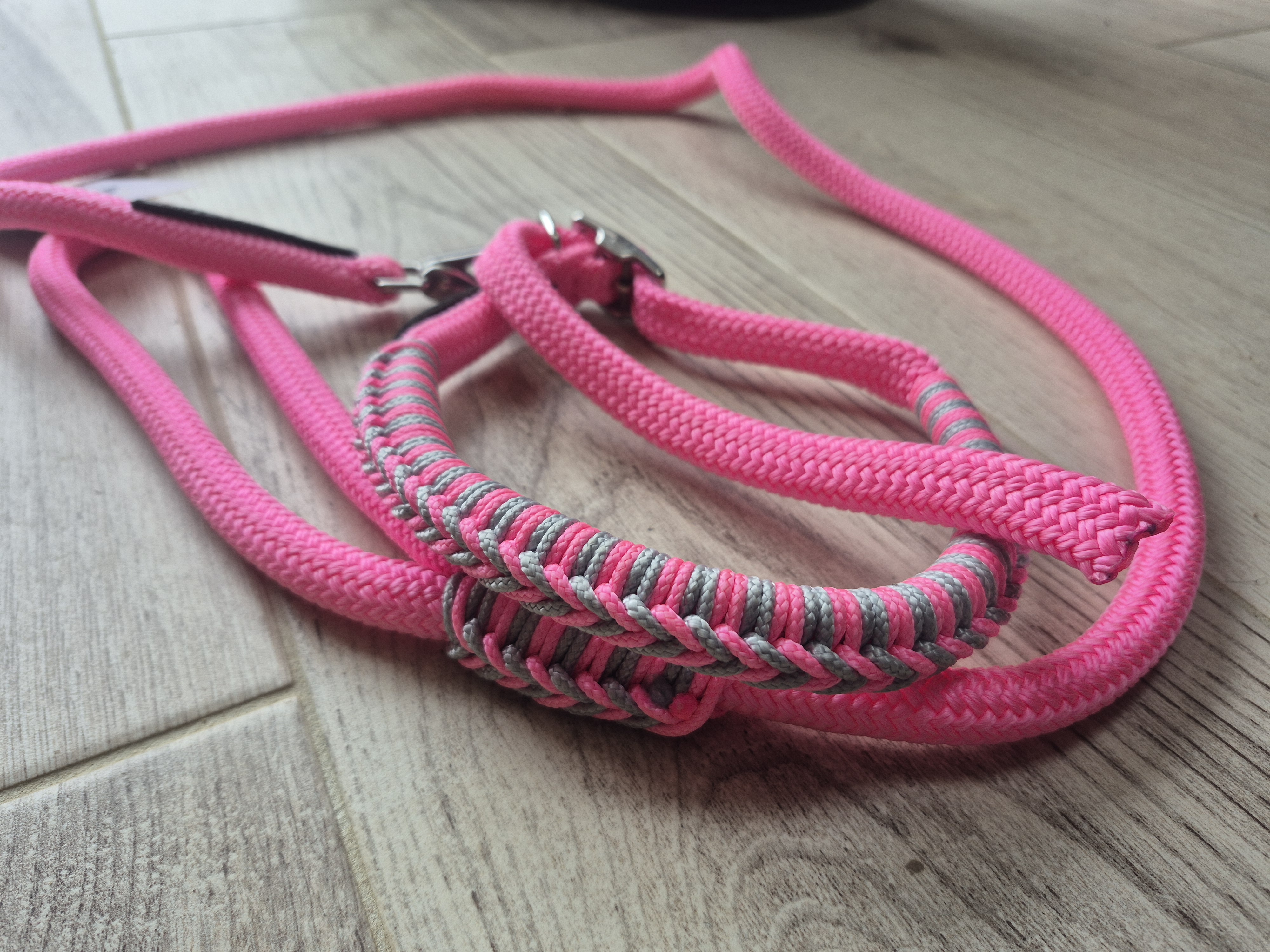 Collier pour chien réglable + laisse 1m50 rose fluo tressé gris argent et rose (Copie)