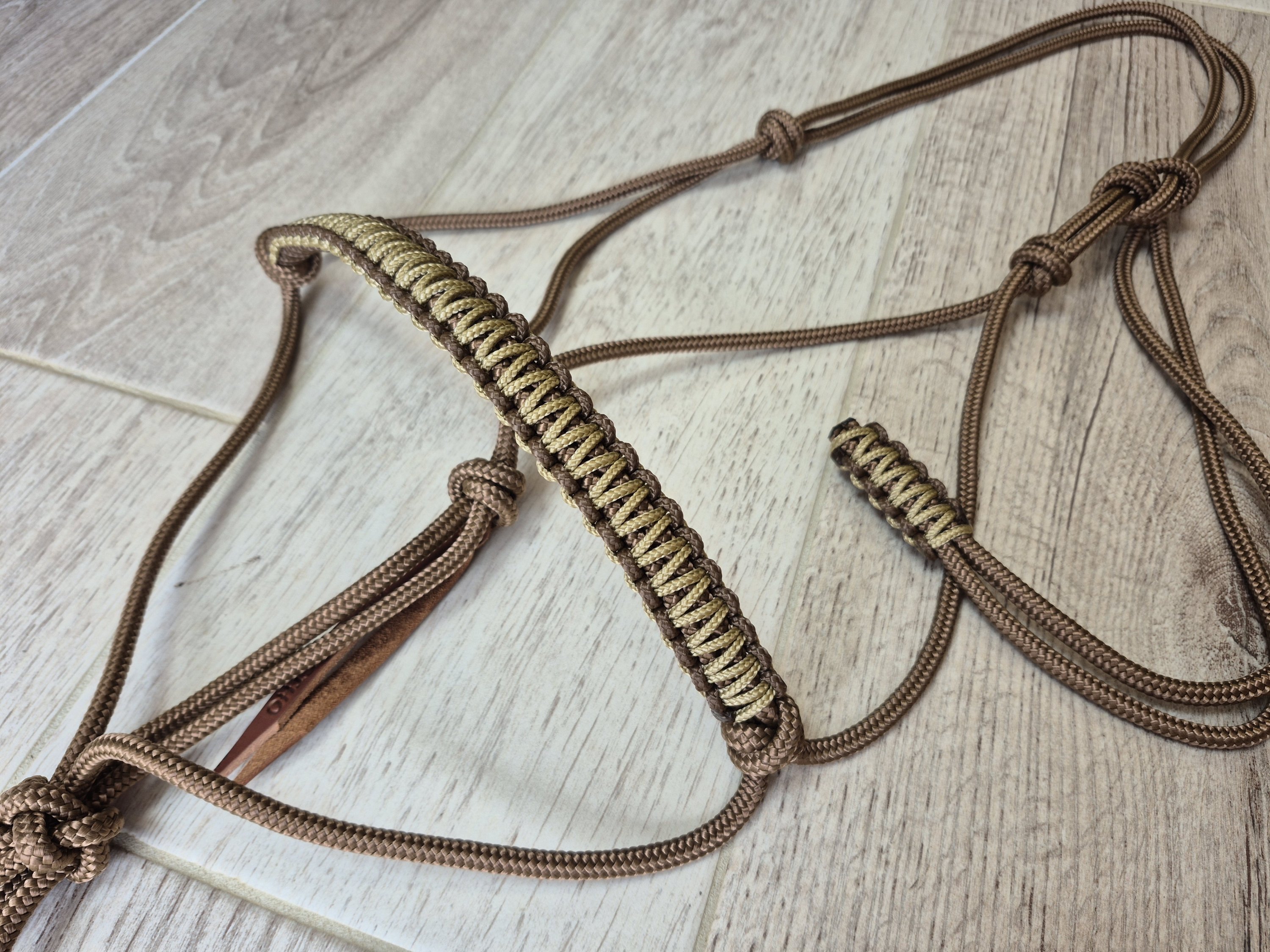 CHEVAL licol marron tressé macramé or et marron