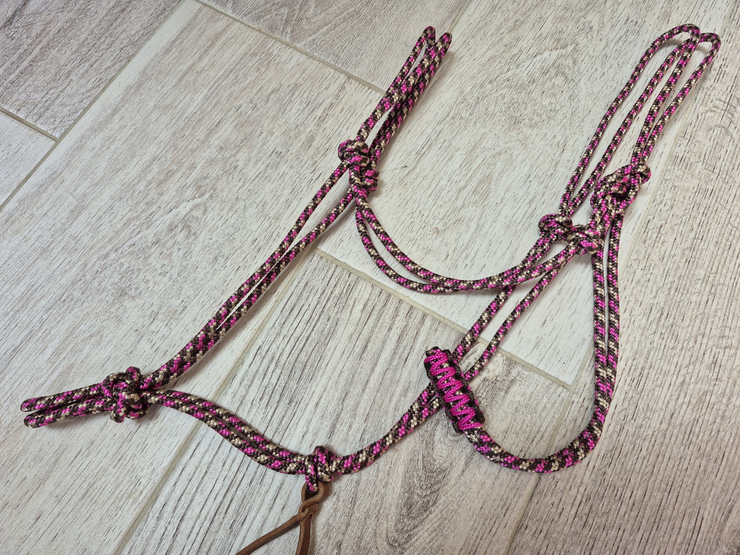 COB licol marron beige et fuchsia