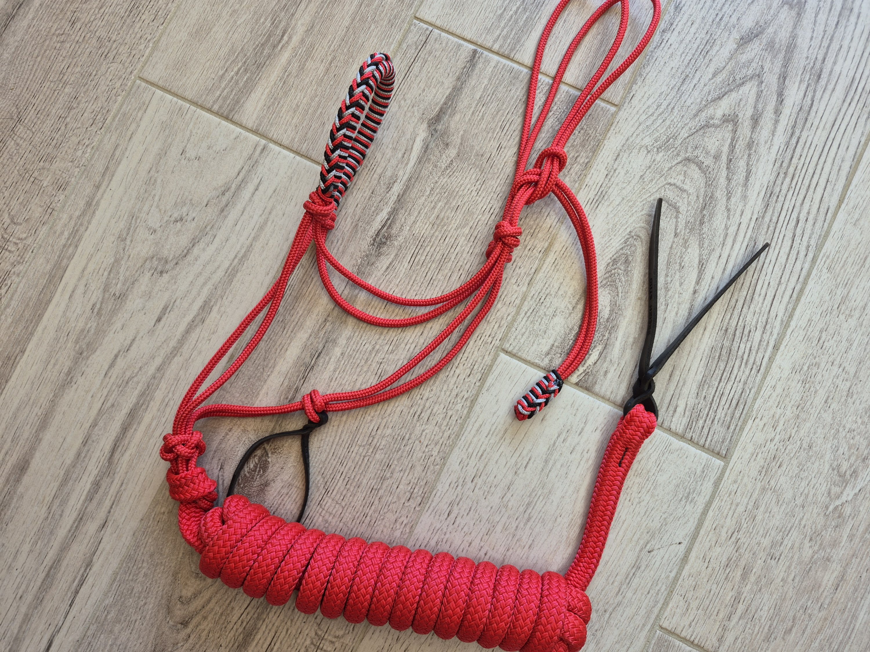 COB Licol rouge tressé saezh rouge noir et gris avec sa longe 3.70m